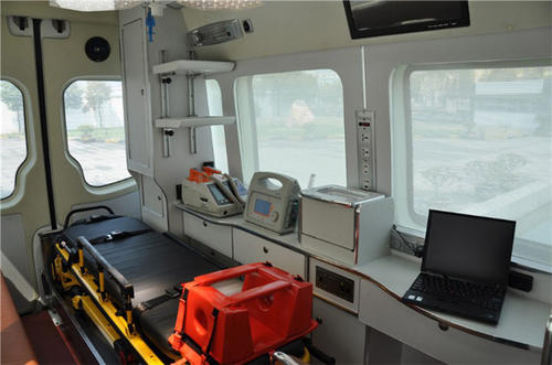 威宁救护车内部